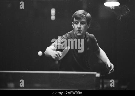 Niederländische Meisterschaften Tischtennis. Frans Schoofs in Aktion Datum: 31. März 1968 Stichwörter: CHAMPONIES, TINGLE persönlicher Name: Französische Schule Stockfoto