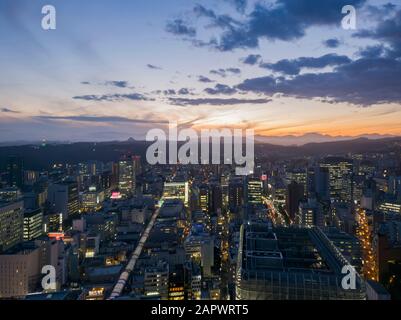 Sendai, Okt 23: Luftaufnahme bei Sonnenuntergang über dem Stadtbild der Innenstadt am Okt 23, 2019 in Sendai, Japan Stockfoto