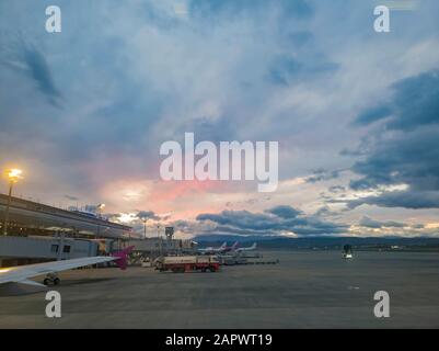 Sendai, Okt 23: Rote Wolken bei Sonnenuntergang über dem Flughafen Sendai am 23. Okt 2019 in Sendai, Japan Stockfoto