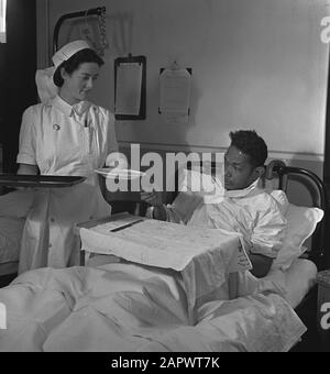 Niederländische Krankenhäuser mit niederländischem Personal [in England]. Ein Patient bekommt seinen Mittagspause Anmerkung: Ein Teller Suppe Datum: Mai 1944 Ort: Großbritannien Schlagwörter: Armee, Soldaten, Weltkrieg, Krankenhäuser Stockfoto