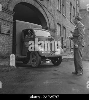 Niederländische Krankenhäuser mit niederländischem Personal [in England]. Ein Krankenwagen verlässt ein Krankenhaus Datum: Mai 1944 Ort: Großbritannien Schlagwörter: Armee, Soldaten, Weltkrieg, Krankenhäuser Stockfoto