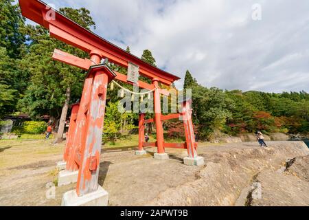 Akita, Okt 23: Morgenblick auf den berühmten Gozanoishi-Schrein am 23. Okt 2019 in Akita, Japan Stockfoto