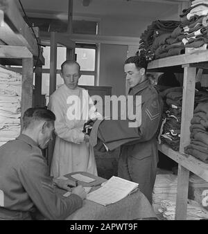 Niederländische Krankenhäuser mit niederländischem Personal [in England]. Im Bekleidungsdepot Datum: Mai 1944 Ort: Großbritannien Schlagwörter: Armee, Soldaten, Weltkrieg, Krankenhäuser Stockfoto