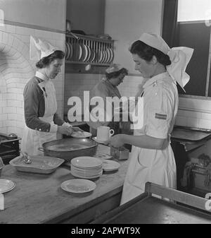 Niederländische Krankenhäuser mit niederländischem Personal [in England]. In der Küche Datum: Mai 1944 Ort: Großbritannien Schlagwörter: Armee, Soldaten, Weltkrieg II, Krankenhäuser Stockfoto