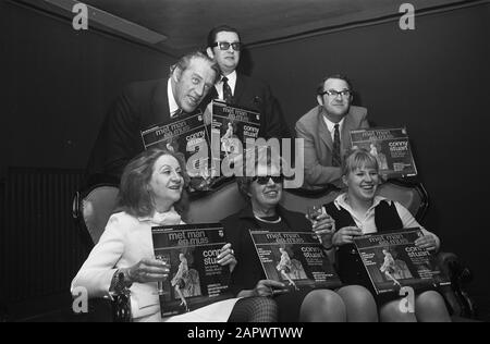 Neues Album voller Länge präsentiert von The Musical Man and Mouse während einer Pressekonferenz in Amsterdam mit Schallplatte vlnr (z) Conny Stuart, Annie M.G. Schmidt, Elje de Wijn, (ST) Albeck, Datum: 13. april 1969 Ort: Amsterdam, Noord-Holland Schlagwörter: Lange Spielplatten, Pressekonferenzen persönlicher Name: Schmidt, Annie M.G., Stuart, Conny, Wine, Elje de Stockfoto