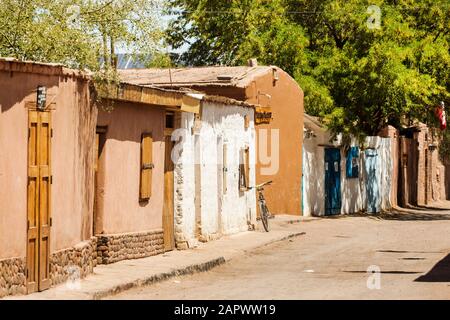 Eine staubige Straße rauer adobe-häuser in San Pedro de Atacama Chile Stockfoto