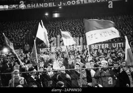 FC Koln gegen Liverpool 2-2, im Feyenoordstadion, Anhänger des FC Koln mit Fahnen und Bannern; Stockfoto