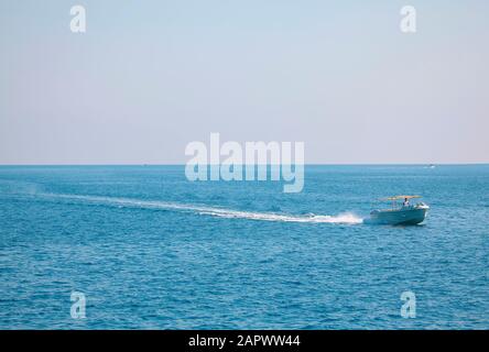 Im Sommer mit dem Motorboot fahren Stockfoto