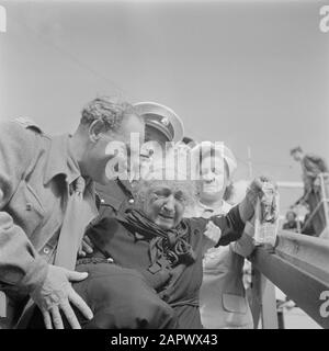 Israel 1948-1949 Aussteigen älterer Auswanderer (Öl) vom Transportschiff Bulgarien am Kai im Hafen von Haifa, unterstützt von einer Krankenschwester. Buch: Willem van de Poll 1895-1970. Den Haag, 2005 -Foto 146 Datum: 1948 Ort: Haifa, Israel Schlagwörter: Auswanderer, Häfen, Senioren, Schiffahrt, Uniformen, Krankenschwestern, Transportmittel Stockfoto