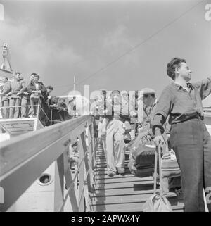 Israel 1948-1949 Ausreise von Auswanderern (Öl) aus Bulgarien des Transportschiffs Bulgarien im Hafen von Haifa Datum: 1948 Ort: Haifa, Israel Schlagwörter: Auswanderer, Häfen, Kinder, Ausschiffungen, Schiffahrt, Transportmittel Stockfoto