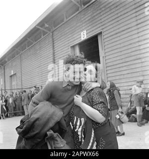 Israel 1948-1949 Ausreise von Auswanderern (Öl) aus Bulgarien vom Transportschiff Bulgarien im Hafen von Haifa. Mutter und Sohn nach vielen Jahren wiedervereint Datum: 1948 Ort: Haifa, Israel Schlüsselwörter: Grüße, Auswanderer, Häfen, Schiffahrt, Transportmittel Stockfoto
