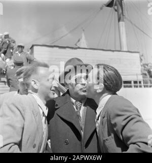 Israel 1948-1949 Ausreise von Auswanderern (Öl) aus Bulgarien vom Transportschiff Bulgarien im Hafen von Haifa. Begrüßungsdatum: 1948 Ort: Haifa, Israel Schlüsselwörter: Grüße, Auswanderer, Häfen, Versand, Verkehrsmittel Stockfoto
