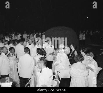 Niederländische Antillen und Suriname zum Zeitpunkt des königlichen Besuchs von Königin Juliana und Prinz Bernhard im Jahre 1955 Empfang im Garten des Regierungspalasts Datum: 27. Oktober 1955 Ort: Paramaribo, Suriname Schlüsselwörter: Partys Stockfoto