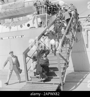 Israel 1948-1949 Ausreise von Auswanderern (Öl) aus Bulgarien vom Transportschiff Bulgarien im Hafen von Haifa. Ältere Menschen mit ihren mageren Besitztümern steigen das Gangway Datum: 1948 Ort: Haifa, Israel Schlüsselwörter: Auswanderer, Häfen, Versendungen, Senioren, Rettungsboote, Schiffahrt, Transportmittel Stockfoto