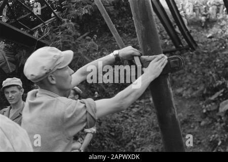 Brückenbau (Bailey) in der Nähe von kampong Ladjan, Suemowono [springende Lasten werden auf die Überreste der alten Brücke aufgetragen] Datum: 23. November 1947 Ort: Indonesien, Java, Niederländische Ostindien, Sumowono Stockfoto