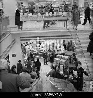 Pariser Bilder [Das Straßenleben von Paris] Auf der Rolltreppe eines großen Kaufhauses Datum: 1965 Standort: Frankreich, Paris Schlüsselwörter: Interieur, Treppen, Kaufhäuser Stockfoto