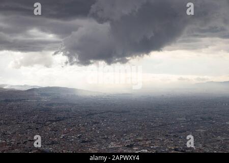 Blick vom Mount Monserrate hinunter mit Blick auf die Stadt Bogota. Stockfoto