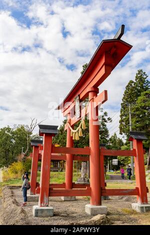 Akita, Okt 23: Morgenblick auf den berühmten Gozanoishi-Schrein am 23. Okt 2019 in Akita, Japan Stockfoto