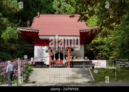 Akita, Okt 23: Außenansicht des Gozanoishi-Schreins am 23. Okt 2019 in Akita, Japan Stockfoto