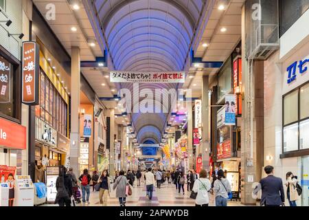 Sendai, Okt. 23: Blick auf die Nacht einer Einkaufsstraße am 23. Oktober 2019 in Sendai, Japan Stockfoto