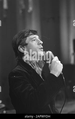 Grand Gala du Disque im Concertgebouw in Amsterdam Aufführung von Ramses Shaffy Datum: 2. Oktober 1966 Ort: Amsterdam, Noord-Holland Schlagwörter: Porträts, Sänger Personenname: Shaffy, Ramses Stockfoto