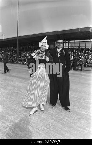 Alte holländische Eisfolklore auf Kunsteisbahn Alkmaar; Reinigung in traditioneller Tracht Datum: 6. März 1976 Ort: Alkmaar, Noord-Holland Schlüsselwörter: Schnee, Folklore, Eis, traditionelles Kostüm Stockfoto