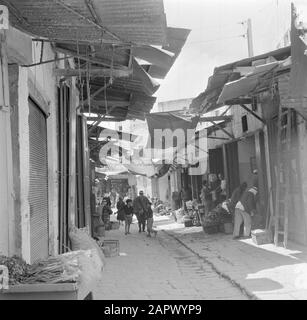 Israel 1948-1949: Acre (Akko) Bedeckte Straße mit Geschäften Datum: 1948 Ort: Acre, Israel Schlüsselwörter: Städte, Straßenbilder, Straßen, Geschäfte Stockfoto