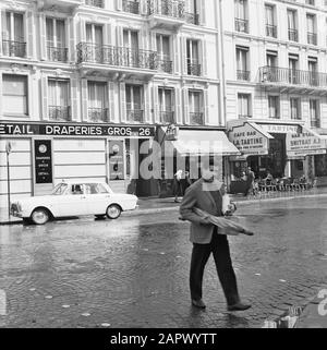 Pariser Bilder [Das Straßenleben von Paris] Mann mit Baguettes unter seinem Arm Datum: 1965 Ort: Frankreich, Paris Schlüsselwörter: Lebensmittel, Brot, Straßenbilder Stockfoto