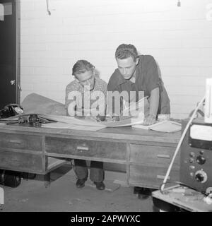Naher Osten 1950-1955: Libanon-Beratung im Kontrollraum am Tap-Line-Ölterminal in der Nähe von Saida Datum: 1950 Ort: Libanon Schlüsselwörter: Kontrollen, Installationen, Terminals persönlicher Name: Eysden, Frans van, Gubits, George Stockfoto