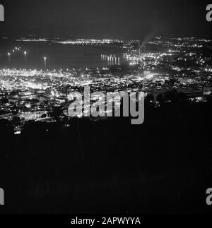 Israel 1964-1965: Haifa, Land und Bau der Karmelberge Überblick über die Stadt Haifa und den Hafen, nachts von der Panoramastraße auf den Karmelbergen aus gesehen Datum: 1964 Ort: Karmel, Haifa, Israel, Mittelmeer Stichwörter: Abendaufnahmen, Häfen, Panoramabilder, Stadtbild, Beleuchtung Stockfoto