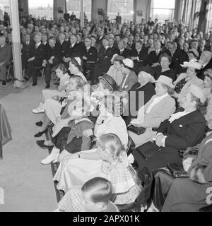 Zigarrenfabrik Karel i Eindhoven Überblick über ein Zimmer mit Sitzplätzen, Männer getrennt von Frauen und Kindern Datum: 1. Januar 1950 Standort: Eindhoven Schlüsselwörter: Fabriken, Kinder, Männer, Tabakindustrie, Frauen Stockfoto