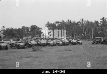 Salatiga. Feier des 134-jährigen Bestehens der Hussaren von Boreel durch die 2nd Squadron Gepanzerte Autos Gepanzerte Autos stehen im Amt Datum: 25. November 1947 Standort: Indonesien, Java, Dutch East Indies, Salatiga Stockfoto