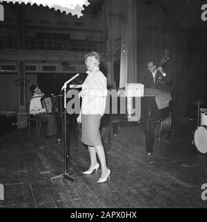 Patachou in Kurhaus Anmerkung: Patachou (Henriette Ragon (10. April 1918) war eine französische Sängerin, die für ihre Gesangsdarbietungen von Georges Brassens bekannt war Datum: 30. Juni 1960 Ort: Den Haag, Zuid-Holland Schlüsselwörter: Kabarett, Musik, Sänger persönlicher Name: Patachou Name Der Institution: Kurhaus Stockfoto