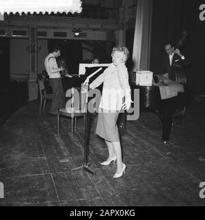 Patachou in Kurhaus Anmerkung: Patachou (Henriette Ragon (10. April 1918) war eine französische Sängerin, die für ihre Gesangsdarbietungen von Georges Brassens bekannt war Datum: 30. Juni 1960 Ort: Den Haag, Zuid-Holland Schlüsselwörter: Kabarett, Musik, Sänger persönlicher Name: Patachou Name Der Institution: Kurhaus Stockfoto