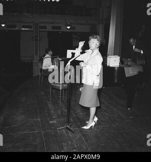 Patachou in Kurhaus Anmerkung: Patachou (Henriette Ragon (10. April 1918) war eine französische Sängerin, die für ihre Gesangsdarbietungen von Georges Brassens bekannt war Datum: 30. Juni 1960 Ort: Den Haag, Zuid-Holland Schlüsselwörter: Kabarett, Musik, Sänger persönlicher Name: Patachou Name Der Institution: Kurhaus Stockfoto