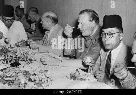 Vereinbarung von Linggadjati. Teilnehmer der Konferenz Ir. Soekarno, Prof. Schermerhorn, Lord Killaern und Dr. Mohammad Hatta beim Meal Linggadjati-Abkommen. Teilnehmer an der Konferenz Ir. Soekarno, Prof. Schermerhorn, Lord Killaern und Dr. Mohammad Hatta bei der Mahlzeit Bahasa Indonesia: Perjanjischer Linggadjati. Peserta conferensi Ir. Soekarno, Prof. Schermerhorn, Lord Killaern als Dr. Mohammad Hatta saat makan; Stockfoto