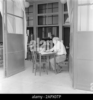 Israel 1948-1949: Tel Aviv Abgeordneter in der Kantine der Knesseth in Tel Aviv beim Lesen einer Zeitung Datum: 1949 Ort: Israel, Tel Aviv Schlüsselwörter: Cafés, Parlamentarier, Parlamentsgebäude, Politiker Stockfoto