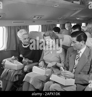 Werbung KLM-Passagiere essen ein Sandwich an Bord eines KLM-Passagierflugzeugs Datum: 1950 Schlüsselwörter: Interieur, Mahlzeiten, Reisende, Flugzeug-Institution Name: KLM, Schiphol Stockfoto