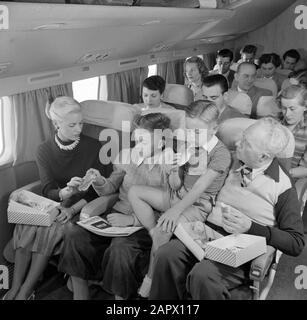 Werbung KLM-Passagiere essen ein Sandwich an Bord eines KLM-Passagierflugzeugs Datum: 1950 Schlüsselwörter: Interieur, Mahlzeiten, Reisende, Flugzeug-Institution Name: KLM, Schiphol Stockfoto