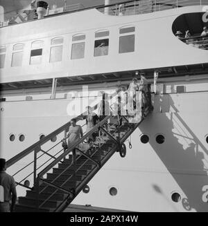 Israel 1964-1965: Haifa, Ankunft von Passagierschiffen Passagiere mit Gepäckspaziergang auf einer mobilen Treppe vom Schiff SS Zion zum Kai Anmerkung: Haifa ist Hafenstadt und Badeort in Nordisraelisch, am nördlichen Teil des Karmel-Gebirges und am Mittelmeer Datum: 1964 Ort: Haifa, Israel Schlagwörter: An- und Abreise, Gepäck, Häfen, Kais, Ausschiffungen, Passagierschiffe Stockfoto