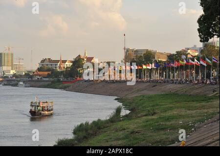 Ein doppeldeckiger Flussboot auf Dem Tonle Sap River, dem Flussufer, Phnom Penh, Kambodscha, Indochina. © Kraig Lieb Stockfoto