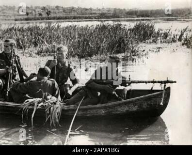 Spaarnestad Photo/SFA022803846 Weltkrieg, Ostfront Landkrieg. Deutsche Soldaten patrouillieren mit dem Boot in der Flussmünde des Dnjepr. Russland/Sowjetunion, Ukraine, 15. Oktober 1941; Stockfoto