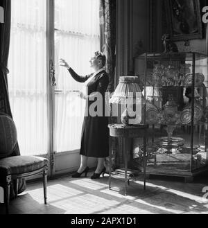 Botschafter Štefan Osuský und seine Familie Pavla Vachková-Osuská, Ehefrau des Diplomaten Štefan Osuský, Posting am Fenster Anmerkung: Štefan Osuský, tschechoslowakischer Politiker und Diplomat, 1889-1973. Diese Fotoserie wird in und um die tschechische Botschaft in Paris hergestellt Datum: 1939 Ort: Frankreich, Paris Schlüsselwörter: Botschaften, Innenräume, Kunstwerke, persönlicher Name der Frau: Vachková-Osuská, Pavla Stockfoto