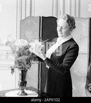 Botschafter Štefan Osuský und seine Familie Pavla Vachková-Osuská, Ehefrau des Diplomaten Štefan Osuský, posting von einer Vase of Flowers Annotation: Štefan Osuský, tschechoslowakischer Politiker und Diplomat, 1889-1973. Diese Fotoserie wurde in und um die tschechische Botschaft in Paris erstellt Datum: 1939 Ort: Frankreich, Paris Stichwörter: Blumen, Porträts, Frauen persönlicher Name: Vachková-Osuská, Pavla Stockfoto