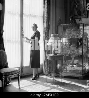 Botschafter Štefan Osuský und seine Familie Pavla Vachková-Osuská, Ehefrau des Diplomaten Štefan Osuský, Posting am Fenster Anmerkung: Štefan Osuský, tschechoslowakischer Politiker und Diplomat, 1889-1973. Diese Fotoserie wird in und um die tschechische Botschaft in Paris hergestellt Datum: 1939 Ort: Frankreich, Paris Schlüsselwörter: Botschaften, Innenräume, Kunstwerke, persönlicher Name der Frau: Vachková-Osuská, Pavla Stockfoto