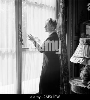 Botschafter Štefan Osuský und seine Familie Pavla Vachková-Osuská, Ehefrau des Diplomaten Štefan Osuský, Posting am Fenster Anmerkung: Štefan Osuský, tschechoslowakischer Politiker und Diplomat, 1889-1973. Diese Fotoserie entstand in und um die tschechische Botschaft in Paris Datum: 1939 Ort: Frankreich, Paris Schlüsselwörter: Botschaften, Innenräume, Frauen persönlicher Name: Vachková-Osuská, Pavla Stockfoto