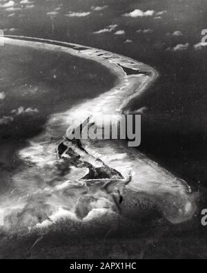 Luftaufnahme von Betio Island, Tarawa-Atoll vor der Invasion der Insel durch US-Marines, 18. September 1943. Das Bild wurde von einem Flugzeug der Composite Squadron (VC) 24 gedreht. Stockfoto