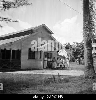 Reisen Sie nach Suriname und zu den niederländischen Antillen Mitarbeiter der Leprozerie Bethesda des Evangelischen Vereins für Krankenpflege von Lepralijders in Suriname Datum: 1947 Ort: Suriname Schlüsselwörter: Gebäude, Lepra, Angestellte Stockfoto
