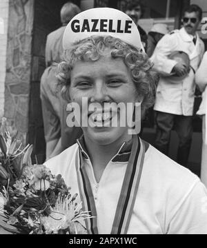 Radweltmeisterschaften Der Frauen 1979 in Valkenburg. Weltmeisterin Petra de Bruin im Regenbogentrikot; Stockfoto