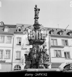 Trier: Sehenswürdigkeiten Petrusbrunnen am Hauptmarkt Datum: Undatierter Ort: Deutschland, Rheinland-Pfalz, Trier, Westdeutschland Schlagwörter: Sehenswürdigkeiten, Skulpturen, Brunnen, Statuen von Heiligen, Statuen persönlicher Name: Sankt Peter Stockfoto